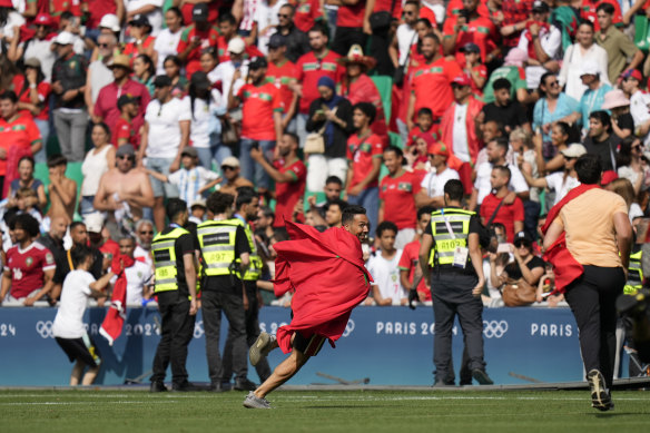 إلغاء هدف التعادل للأرجنتين بعد ساعات من إيقاف مباراة المغرب