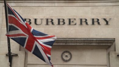 تم الإعلان عن رئيس جديد لشركة Burberry مع استمرار انخفاض مبيعات العلامة التجارية البريطانية العالمية للأزياء