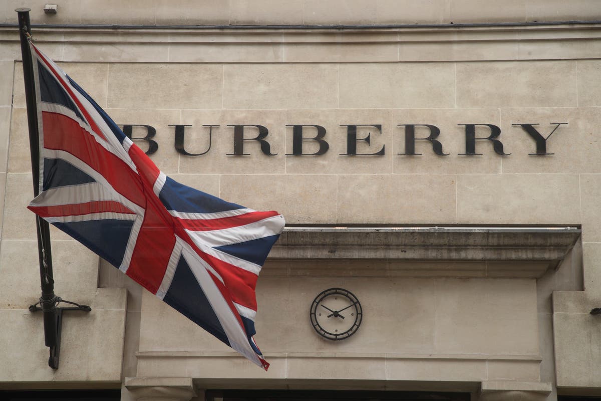 تم الإعلان عن رئيس جديد لشركة Burberry مع استمرار انخفاض مبيعات العلامة التجارية البريطانية العالمية للأزياء